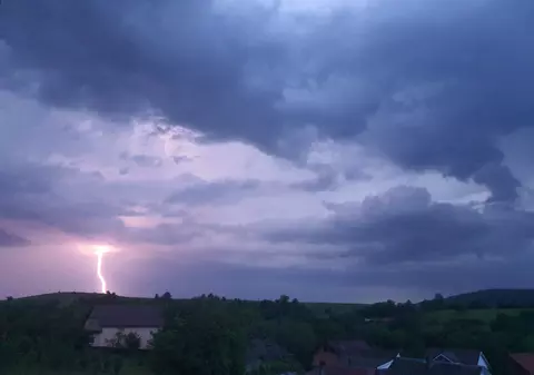 Un bărbat a murit lovit de trăsnet, la o stână din Neamț. Echipele de salvare au ajuns pe jos la locul tragediei