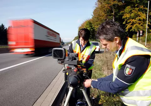 Polițiști germani uimiți când au văzut cine e românca de la volanul unui Opel Astra oprit pe autostradă: record de infracțiuni rutiere pentru ea
