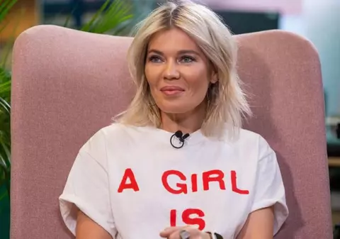 Gina Pistol, imagine emoționantă realizată în timp ce își alăptează fetița. „De o oră stăm așa”