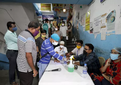 Vaccinare cu discriminare în India: bărbații au prioritate, femeile vin pe locul doi. „Nu sunt considerate o parte importantă a familiei”