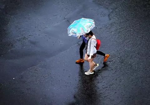 Alerte cod portocaliu și cod galben. Sunt furtuni şi caniculă în aproape toată țara