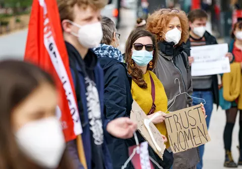 Fără prejudecăți despre erorile ambelor tabere din dezbaterea despre ”ameliorarea condiției feminine în UE”