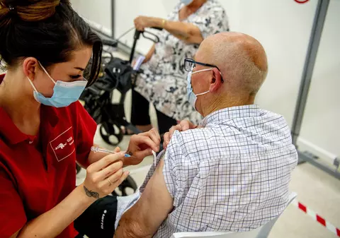 Jumătate din populația adultă din Uniunea Europeană a primit cel puțin o doză de ser anti-COVID-19