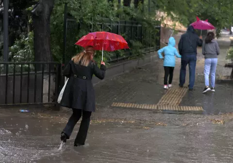 Noi avertizări de ploi torențiale în București și 28 de județe