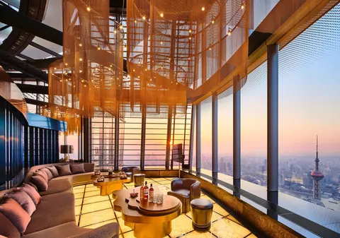 Cum arată „hotelul din nori”, inaugurat recent în China