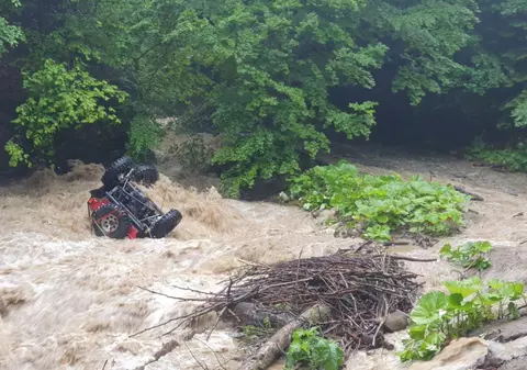 Un pilot de off-road a murit după ce mașina i-a fost luată de viitură, în timpul competiției