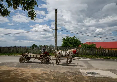 Reportaj în comuna Șotrile, în care fostul primar condamnat pentru pornografie infantilă candidează din nou. „Fata a fost de vină” vs „În ce lume trăim?”