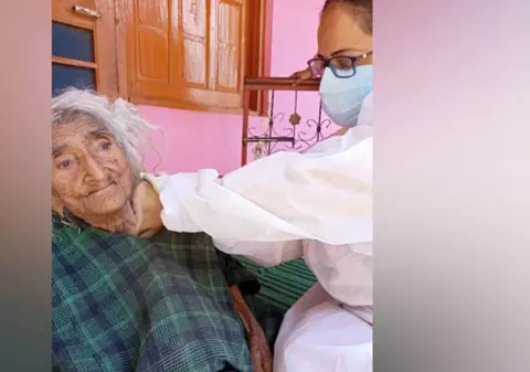 Cea mai în vârstă femeie din lume, de 124 de ani, s-a vaccinat împotriva Covid