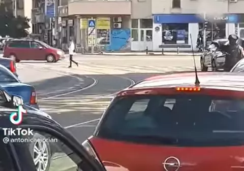 VIDEO | Un polițist a trimis zeci de șoferi care „fentau” coada din intersecție pe linia de tramvai să stea la rând, în București