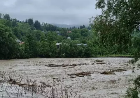 Cod roșu de inundații în județul Vrancea, până duminică dimineață