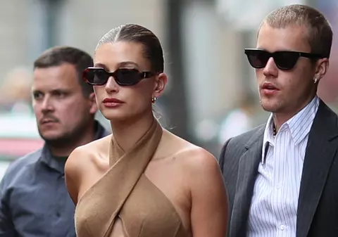 Justin Bieber și Hailey s-au întâlnit cu Emmanuel Macron și Brigitte la Paris. Ce ținută a îmbrăcat soția cântărețului