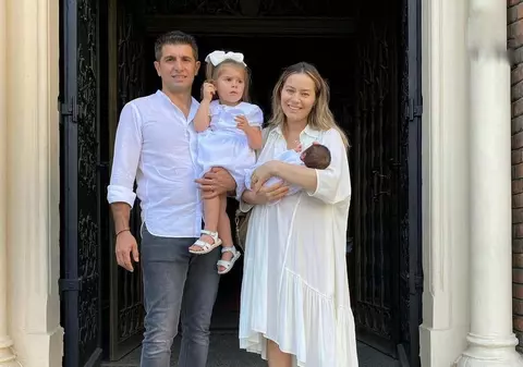 Laura Cosoi s-a fotografiat alăptându-și fata cea mică. „Așa pierzi 500 de calorii pe zi”