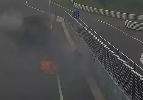 VIDEO | Mașină în flăcări pe Transilvania Motor Ring, lângă Târgu Mureș, în timpul cursei