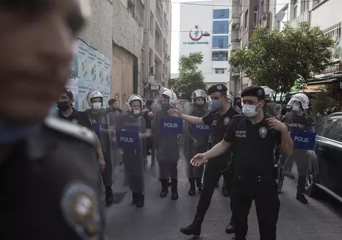 Poliția turcă a dispersat cu gaze lacrimogene un marș Gay Pride, în Istanbul. 20 de persoane au fost arestate