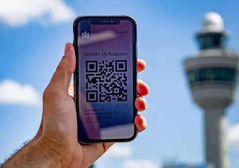 Guvernul vrea să introducă certificatul Covid pentru angajații centrelor sociale