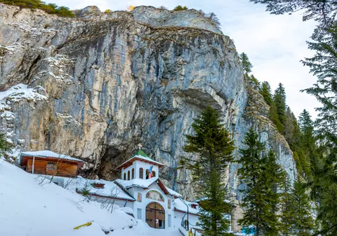 Peștera Ialomiței - cum ajungi la ea și ce povești ascunde