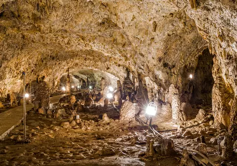 Peștera Muierii  - cum ajungi, care e povestea ei și ce mai poți vizita în zonă