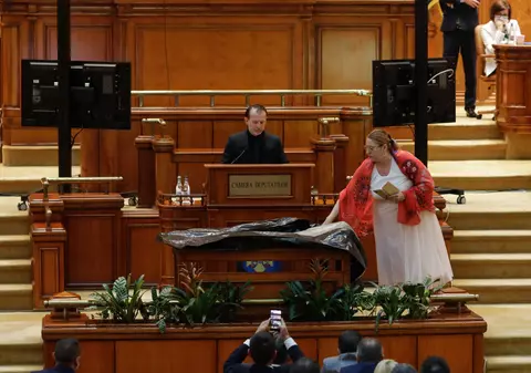 Diana Șoșoacă a dus un sac pentru cadavre în Parlament: Îl ajut pe Orban să scape de Cîțu. Chestorii au scos-o din sală
