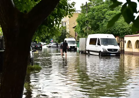 Ploi torențiale și vijelii în București. A fost emisă o avertizare RO-ALERT