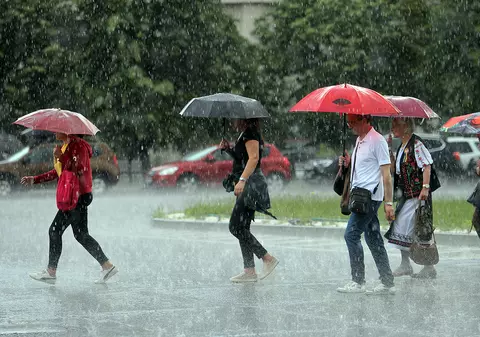 Cod galben de instabilitate atmosferică accentuată în cinci judeţe. Cum va fi vremea în București