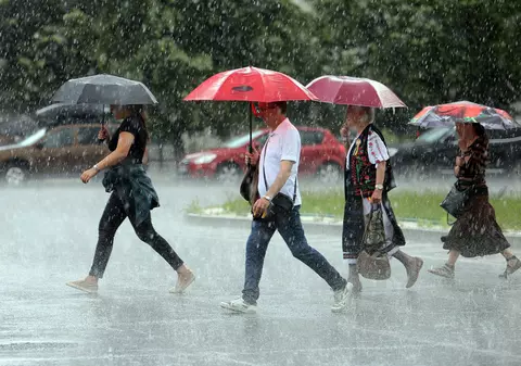 Cod galben de vreme rea în aproape jumătate de țară. În România ajunge azi și un nor de praf saharian. Harta zonelor afectate