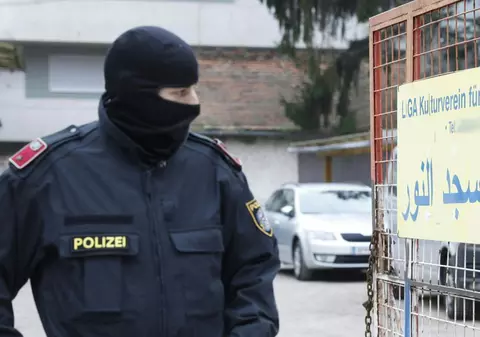 Razie la nivel internațional. Sute de infractori, prinși cu o aplicație criptată, controlată de FBI