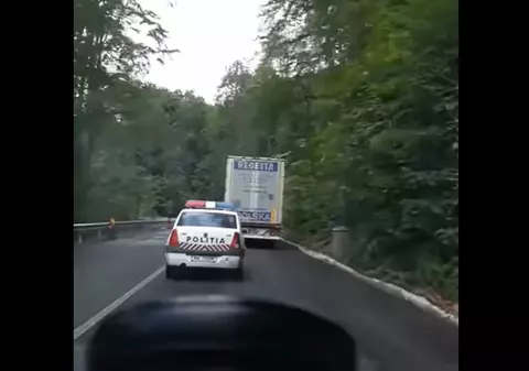 VIDEO | Un polițist a încălcat grav două reguli de circulație pe un drum național: „Aia e, tată!”
