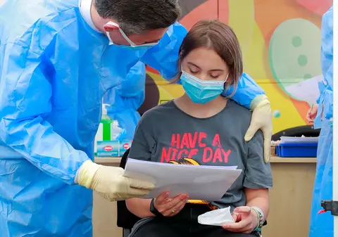 Câți copii de peste 12 ani au fost vaccinați până acum anti-COVID. Gheorghiță: „Un semnal puternic al generației tinere”