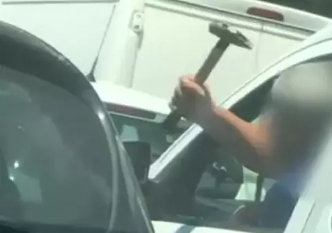 Un nou incident în trafic în București. Un șofer nervos a amenințat cu un ciocan un alt conducător auto