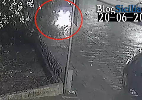 Un român și-a dat foc la blugii de pe el, în timp ce incendia mașini pe stradă, în Italia | VIDEO