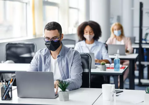 Cum influențează revenirea la birou diferite generații și care dintre angajați și-ar putea da demisia, dacă li se ia opțiunea programului flexibil