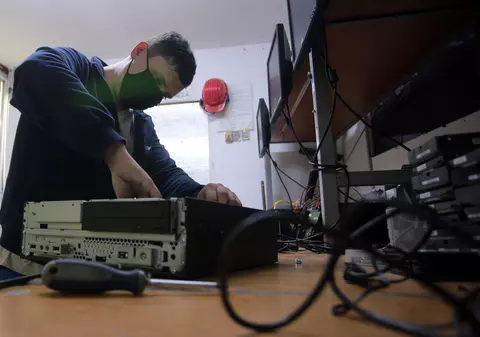 Rețeaua binelui. Atelierul care recondiționează calculatoarele vechi, care apoi ajung la elevi. „Am văzut bucuria pe chipul lor”