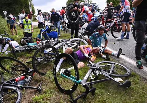 Turul Franței a debutat cu un accident în lanț în care au fost implicați zeci de cicliști