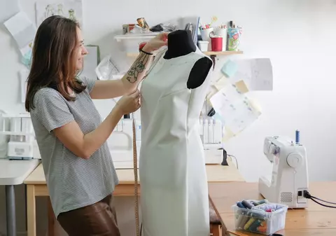 (Publicitate) 10 unelte și accesorii indispensabile pentru a începe un atelier de croitorie de la zero!