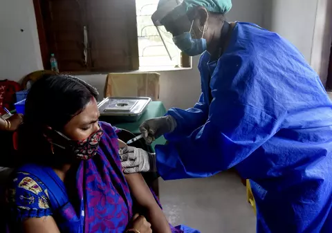 Mii de indieni au primit vaccinuri false împotriva COVID. Arestări în rândul medicilor