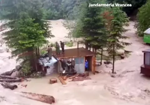 Salvamontiștii, supărați pe jandarmii din Vrancea, după o operațiune de salvare: „Jenantă atitudine, eroi la privit!”