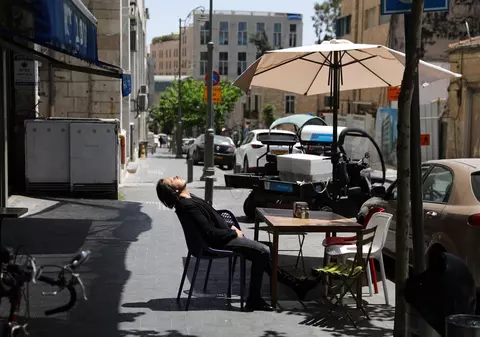 Purtarea măștii în locurile publice închise nu mai este obligatorie în Israel