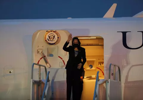 Avionul vicepreşedintei SUA, Kamala Harris, s-a întors la sol, din cauza unei probleme tehnice. „Am spus o mică rugăciune, dar suntem bine"