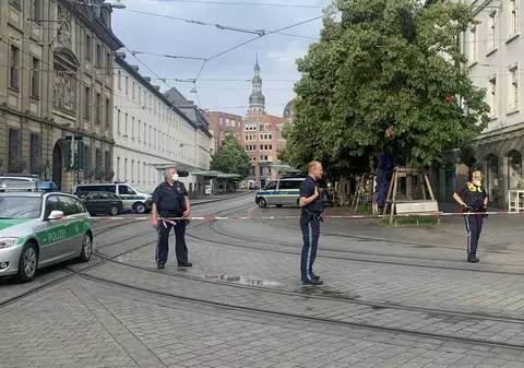 Trei persoane ucise într-un atac cu cuţitul în Germania. Ucigașul, oprit de trecători înarmați cu scaune și cu bâte