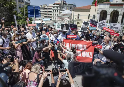 Zeci de jurnaliști au protestat în Turcia, după arestarea violentă a unui fotograf AFP