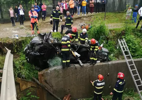 Două persoane au murit în Bacău, după ce mașina în care se aflau s-a răsturnat într-o râpă