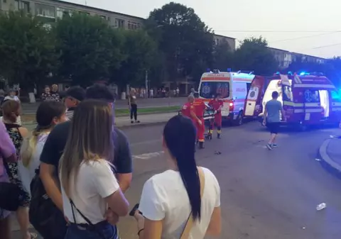 Un șofer care a fugit de poliție a provocat un accident grav și a băgat o tânără în spital