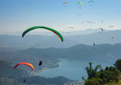 Culisele morții românului care s-a prăbușit în „paradisul parapantei” din Himalaya. Rolul jucat de instructoarea de zbor în acest caz