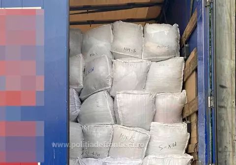 Peste 33 de tone de deşeuri textile şi aparate de cafea, oprite la intrarea în țară. Unde urmau să ajungă