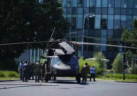 Ce se întâmplă cu ceremoniile de Ziua Aviației, după incidentul din Piaţa Charles de Gaulle. Anunțul făcut de MApN