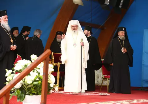 Recorder: „Clanul marelui alb”. Cum construiește BOR biserici din bani publici