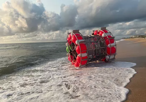 Încercarea extremă a unui sportiv: a vrut să „meargă pe apă” din Florida până în New York, într-o „roată de hamster”