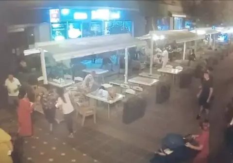 Bătaie generală, cu scaune aruncate, la o terasă din Timișoara. Polițiștii au deschis dosar penal