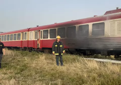 Un tren care mergea spre Arad a luat foc. Călătorii s-au autoevacuat
