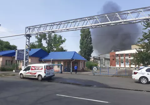 Incendiu cu degajare mare de fum la o hală industrială din Galați. Ard materiale plastice